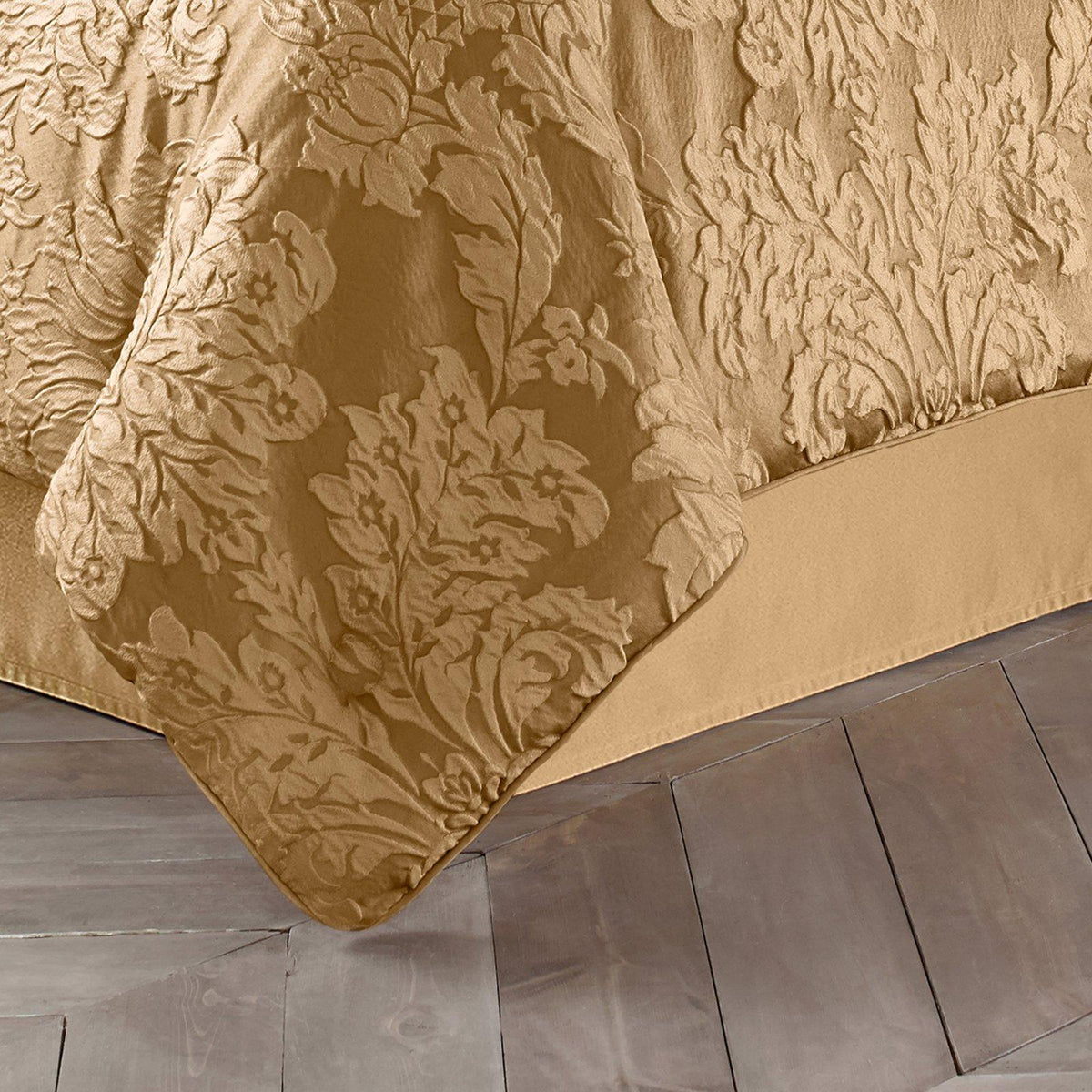 Colonial 4 Piece Comforter Set by Five Queens Court