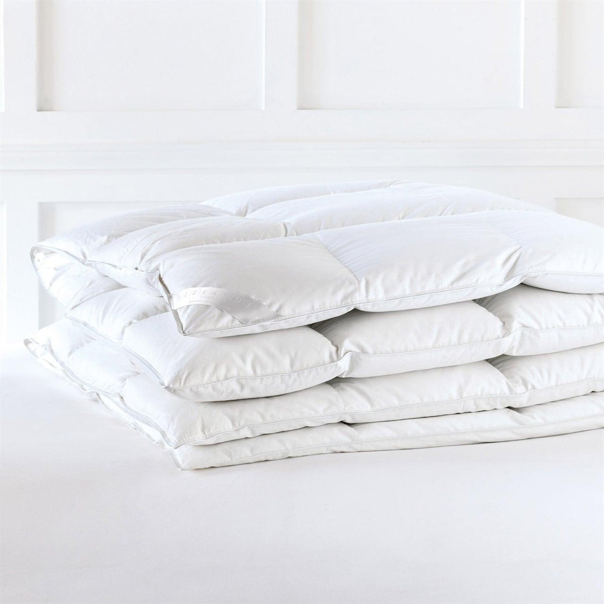 Alexander Comforts  Surrey White Lightweight Hungarian White Goose Down Comforter Full