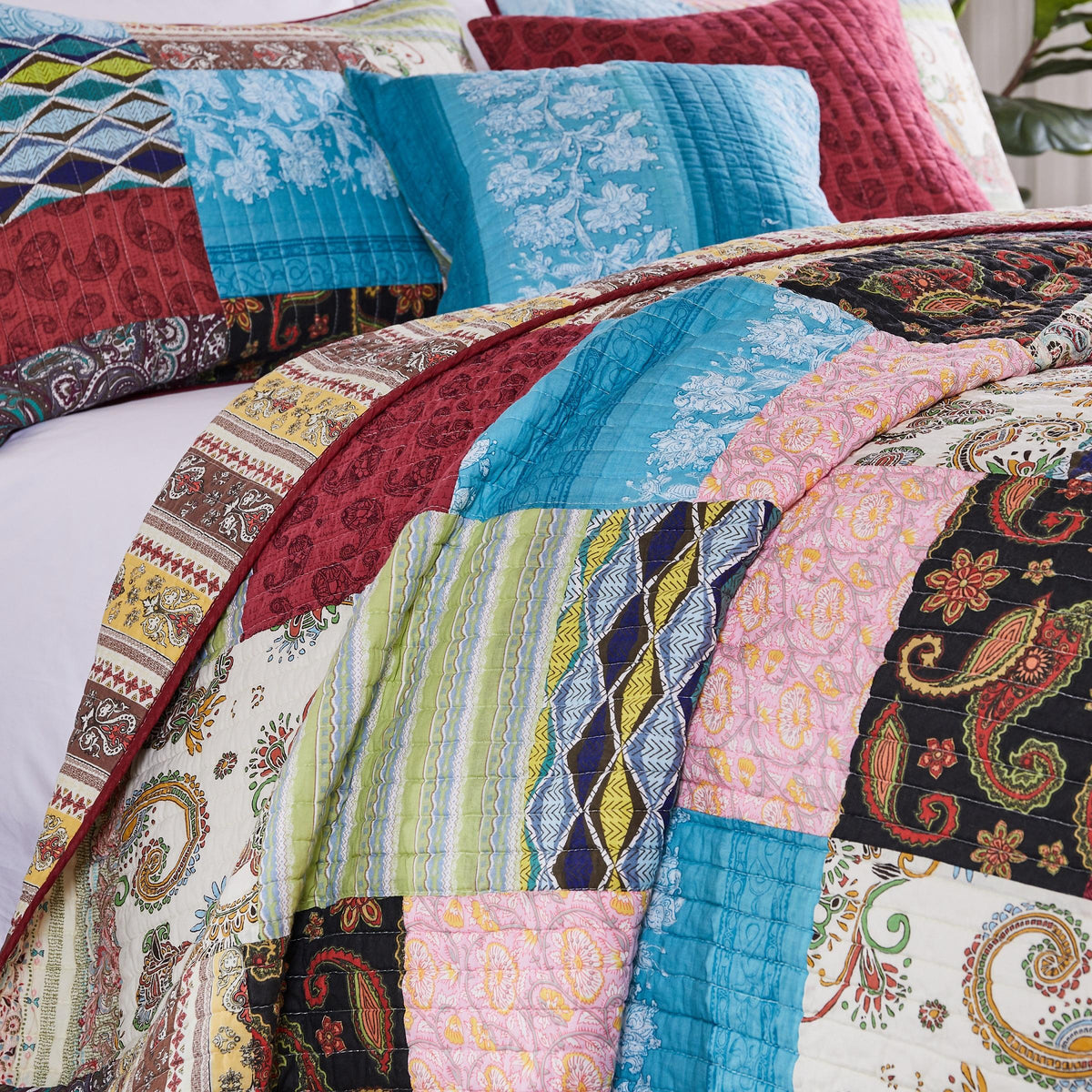 Greenland Home Fashions Bohemian Dream Quilt Set with Decorative Pillows