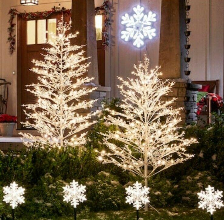 - 7' Ft Winterberry White Pre-Lit Christmas Holiday Tree  (No Box)