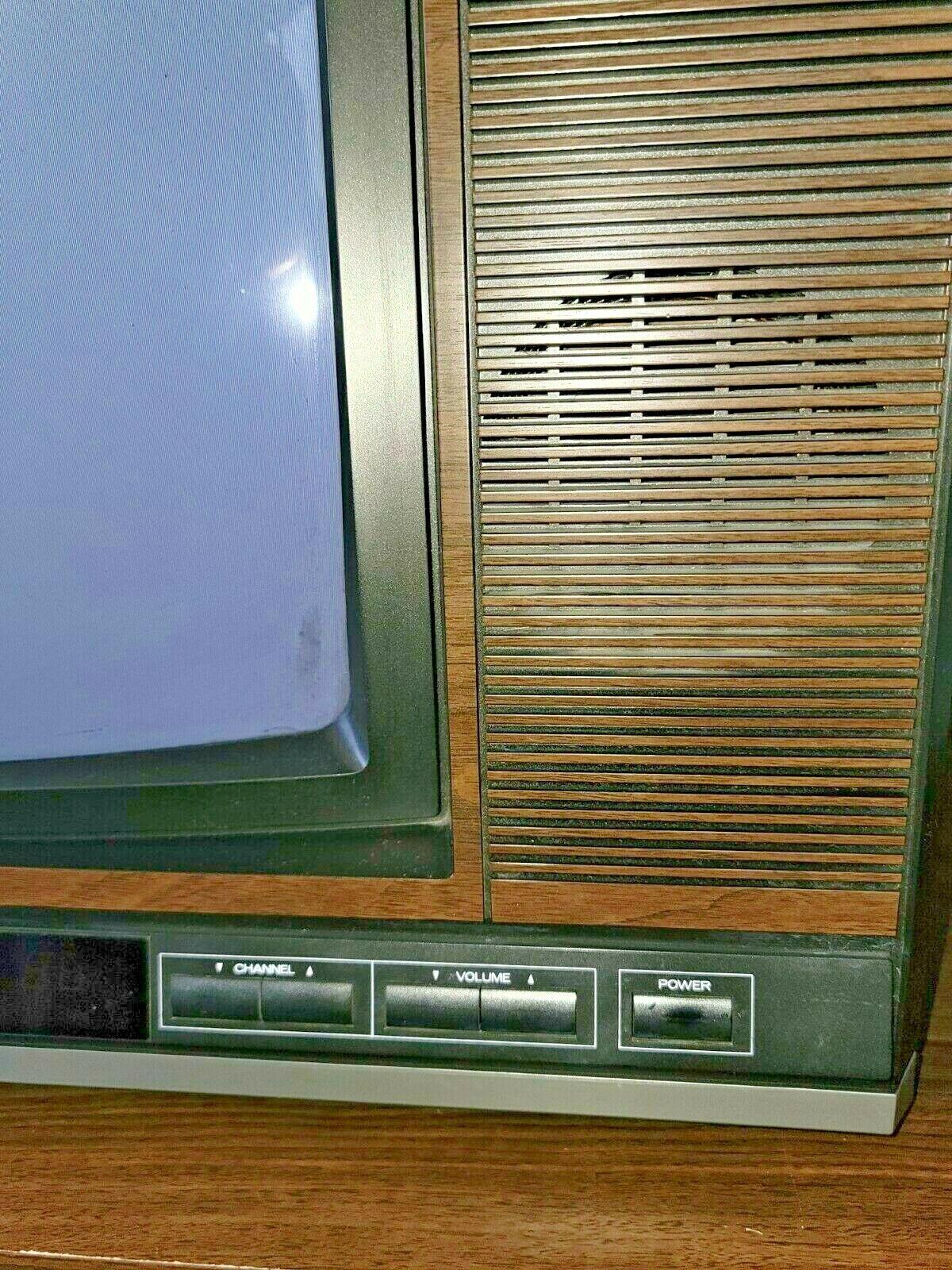 vintage 19 inch mga mitsubishi retro gaming crt tube television wood grain tv