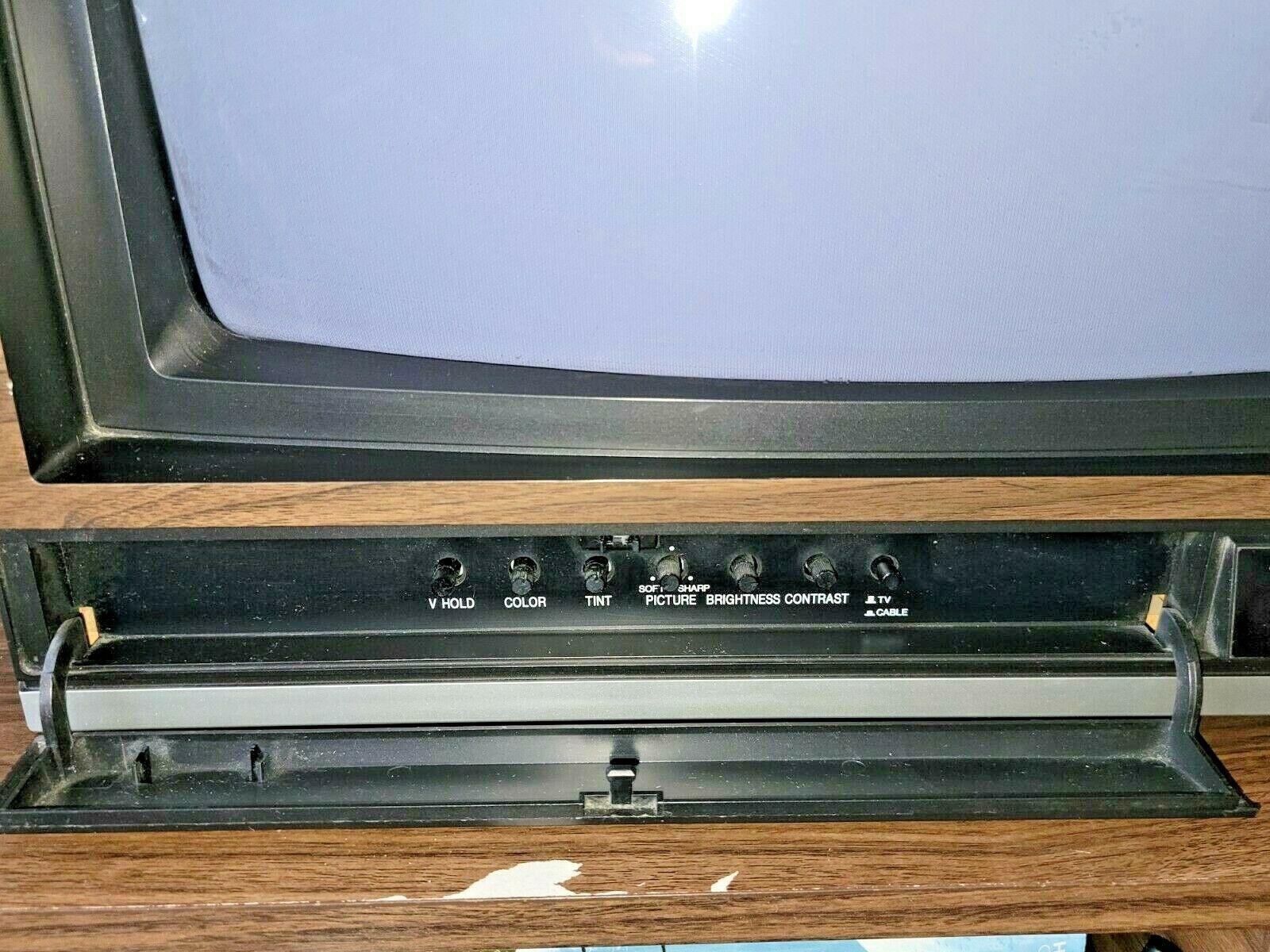 vintage 19 inch mga mitsubishi retro gaming crt tube television wood grain tv