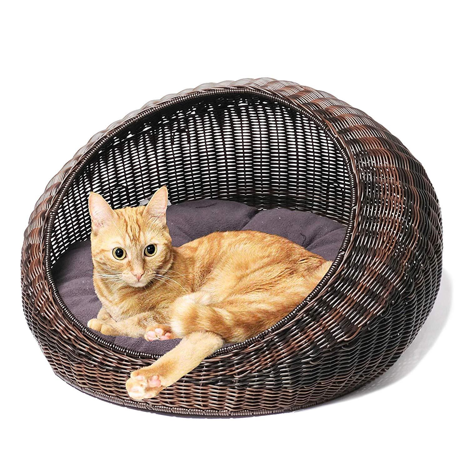 D+GARDEN Wicker Cat Bed for Indoor Cats - a Covered Modern Cat Hideaway Hut of Rattan Houses Pets in Dome Basket, Washable