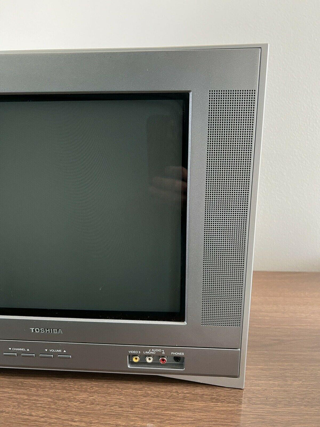 toshiba 14af44 14” crt tv for retro gaming component s-video with remote