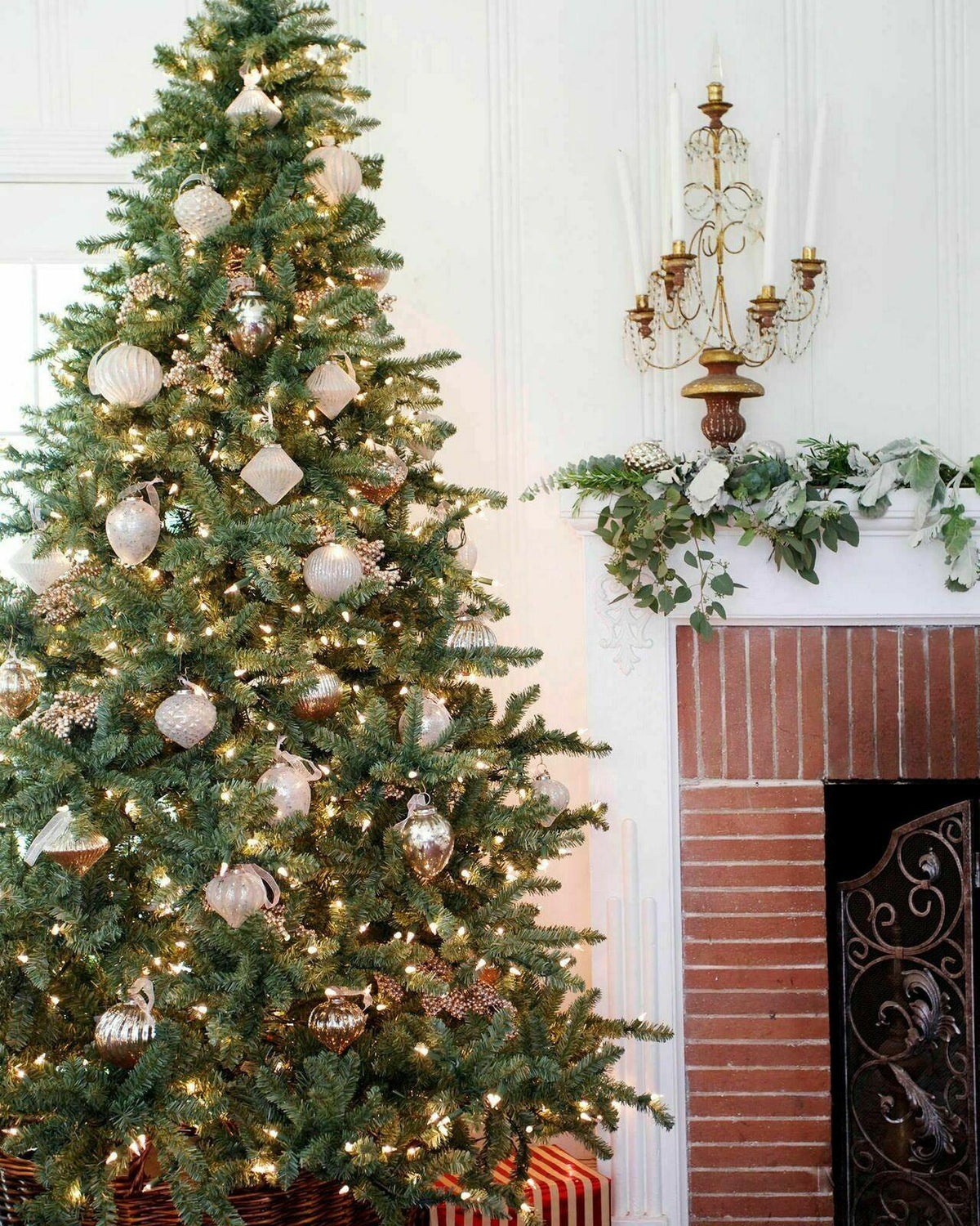 Balsam Hill Classic Blue Spruce Height 7.5 Ft Width 60" Christmas Tree - Clear