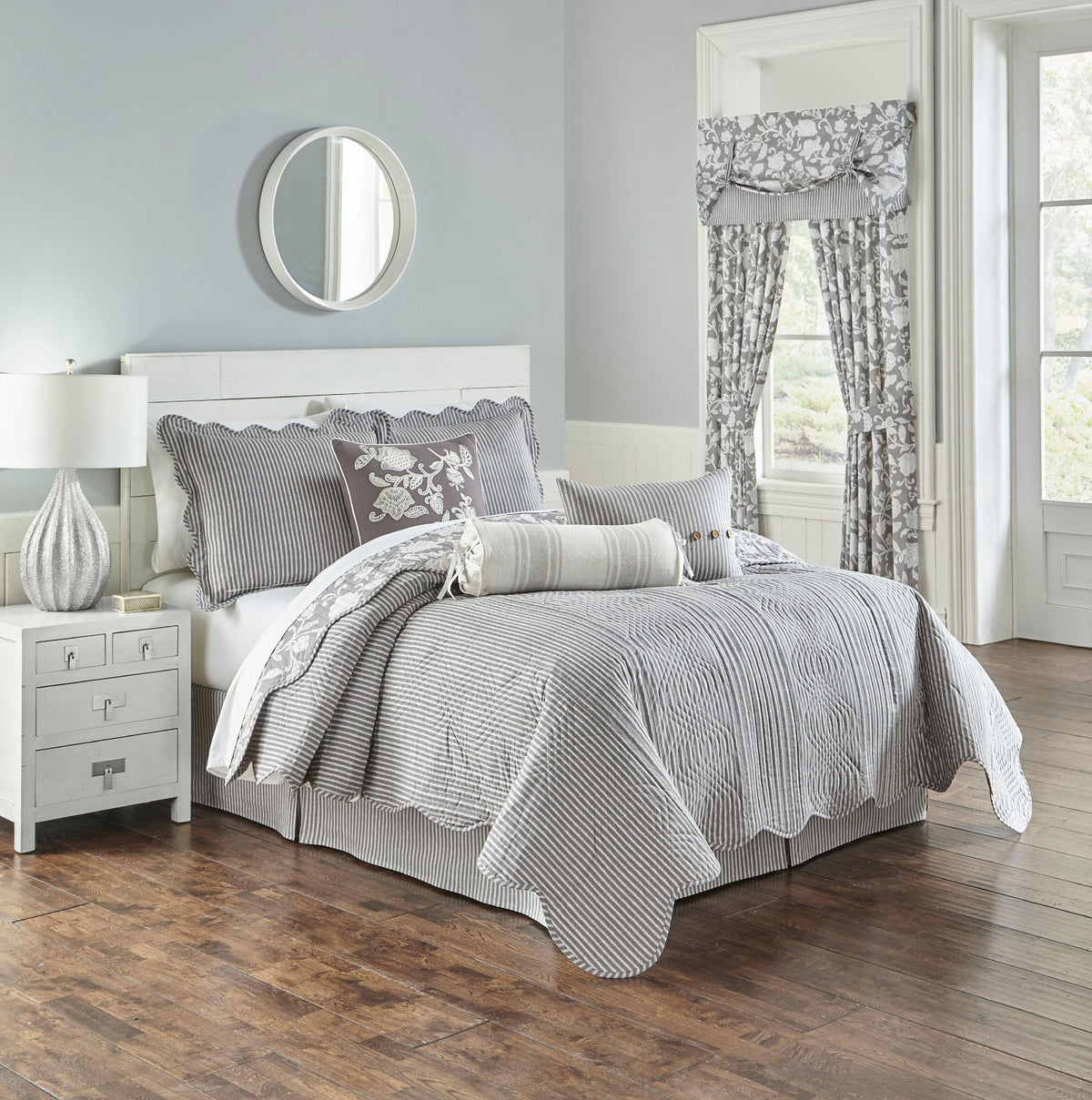 Waverly Stencil Vine Reversible 4 Piece Quilt Set