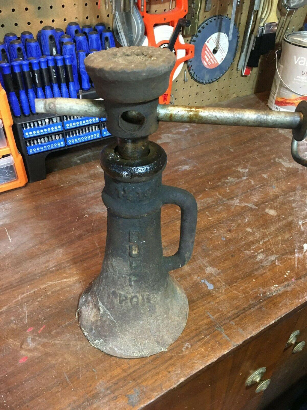 Vulcan Brand 1瑜 X 10 Railroad / House / Barn Screw Jack Yellow Patina