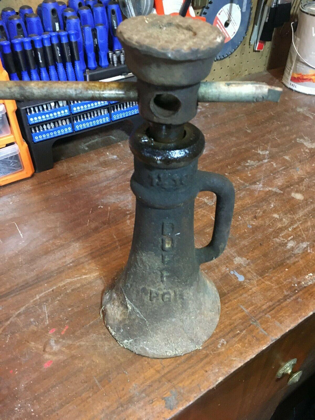 Vulcan Brand 1瑜 X 10 Railroad / House / Barn Screw Jack Yellow Patina