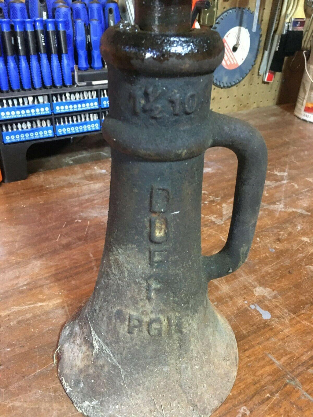 Vulcan Brand 1瑜 X 10 Railroad / House / Barn Screw Jack Yellow Patina
