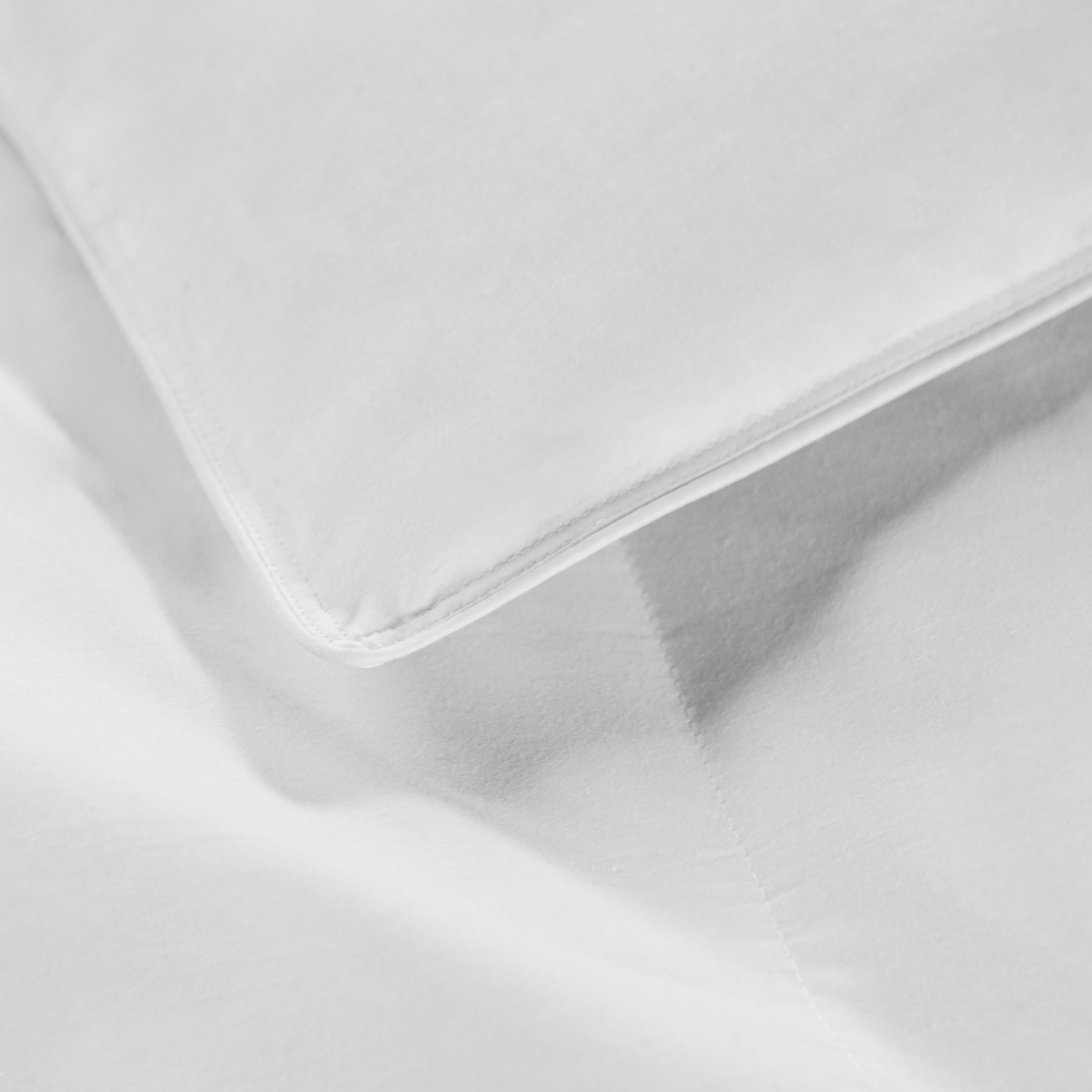 I AM Natural Down Duvet-Comforter in White with 550 FP in 68"x88"