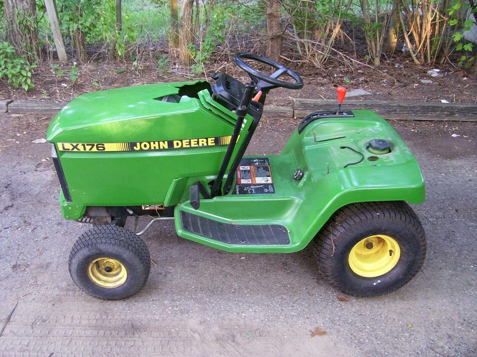 JOHN DEERE LX176 LAWN TRACTOR :