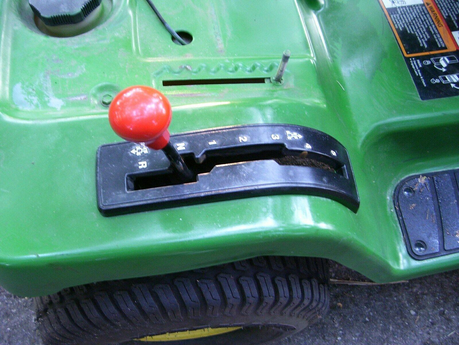 JOHN DEERE LX176 LAWN TRACTOR :