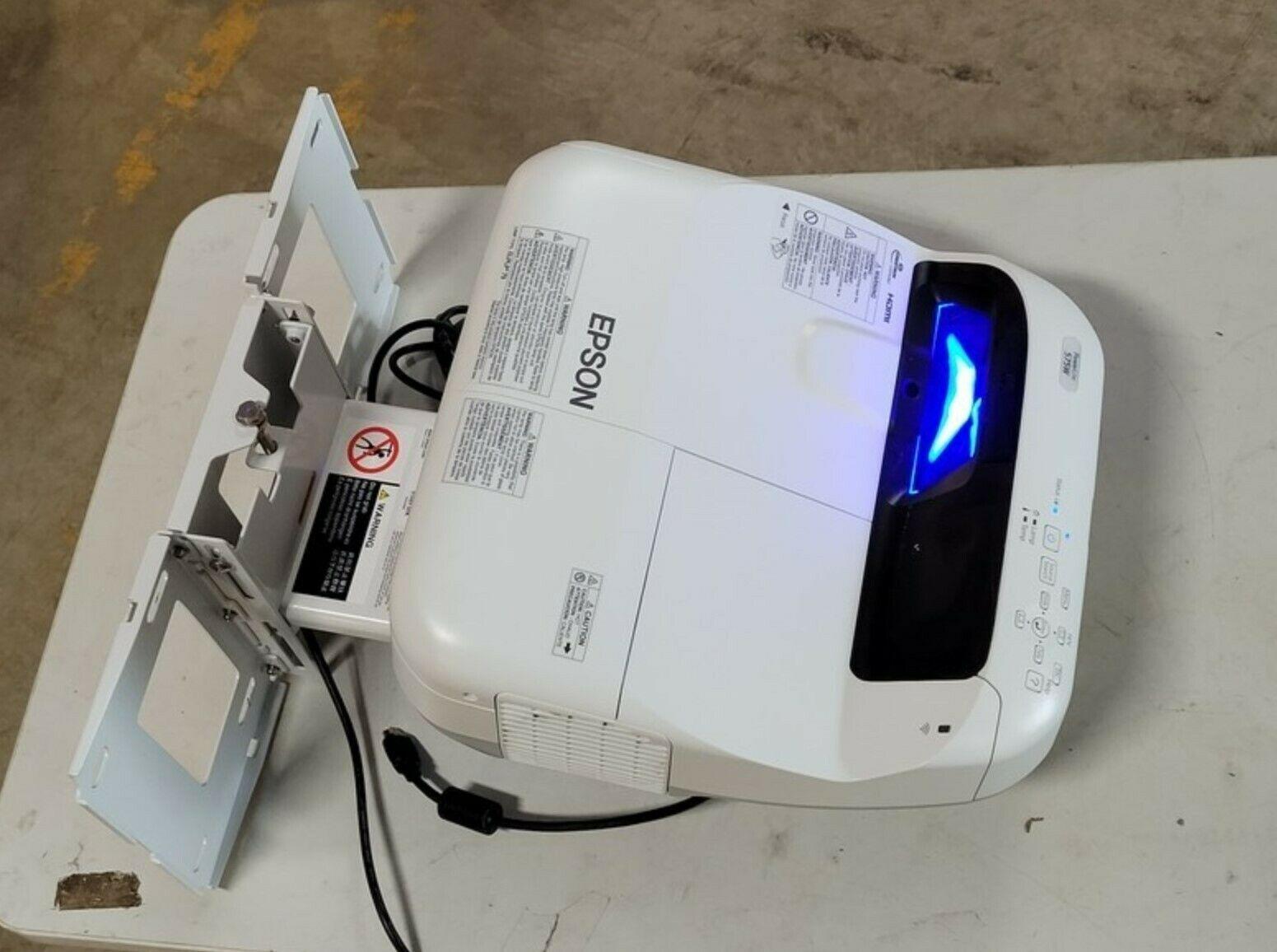 epson powerlite 575w short throw +apple tv (3rd) + mount