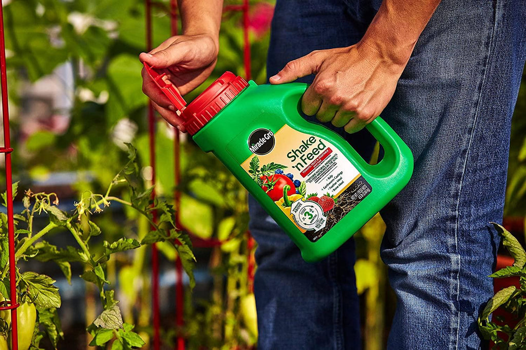 miracle-gro shake 'n feed tomato, fruit &amp; vegetable plant food, plant fertilizer, 4.5 lbs. (6-pack)