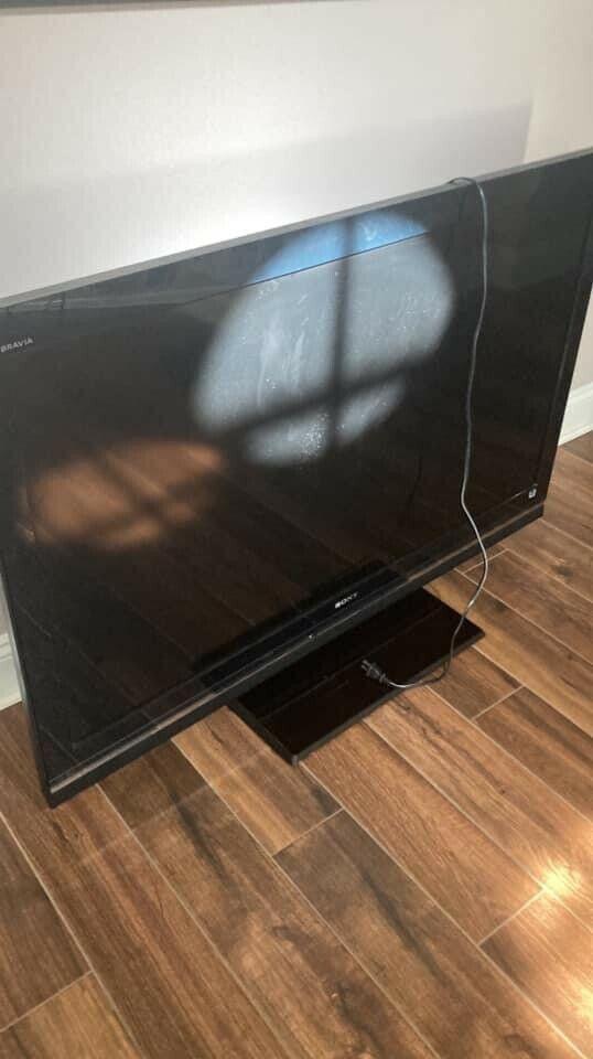 sony bravia tv television kdl-52v5100 works perfectly
