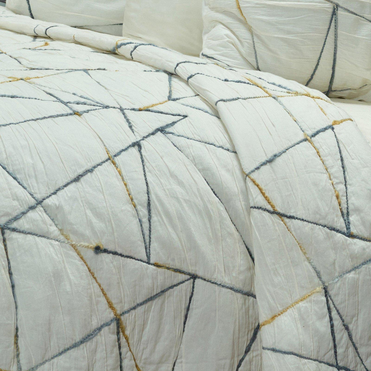 Rizzy Home BQ4189 Twin Quilt