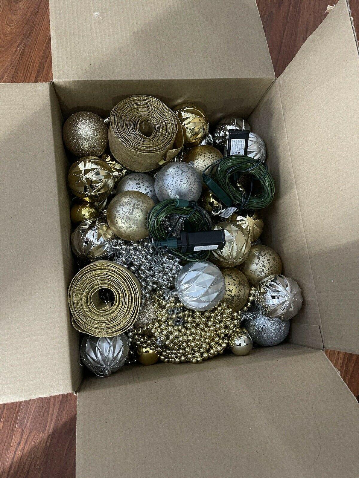 Home Accents Starlin 7.5h Pre-lit LED Christmass Tree Whit Decorations
